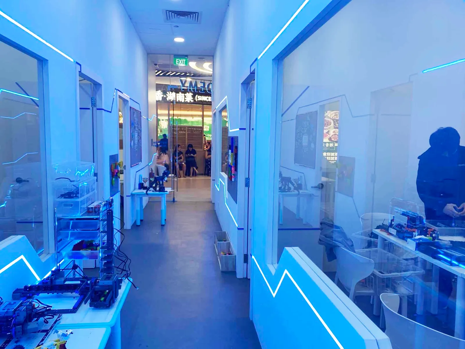 OpenKids 校区蓝色 LED 机器人教室走廊