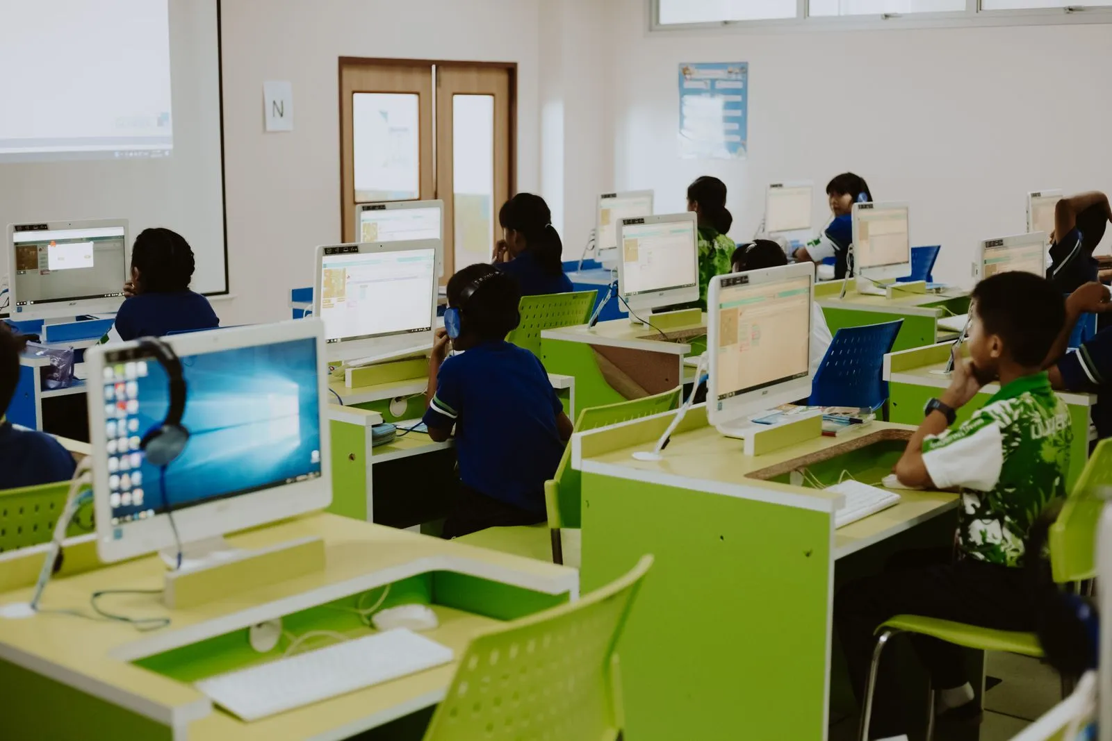 机房里，孩子们正在学习积木式编程