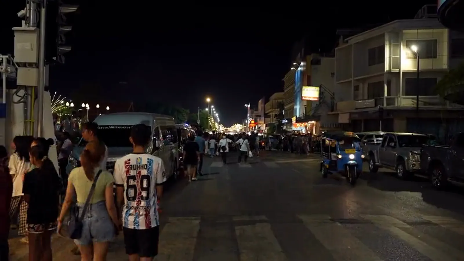 东南亚城市夜晚的街道灯火