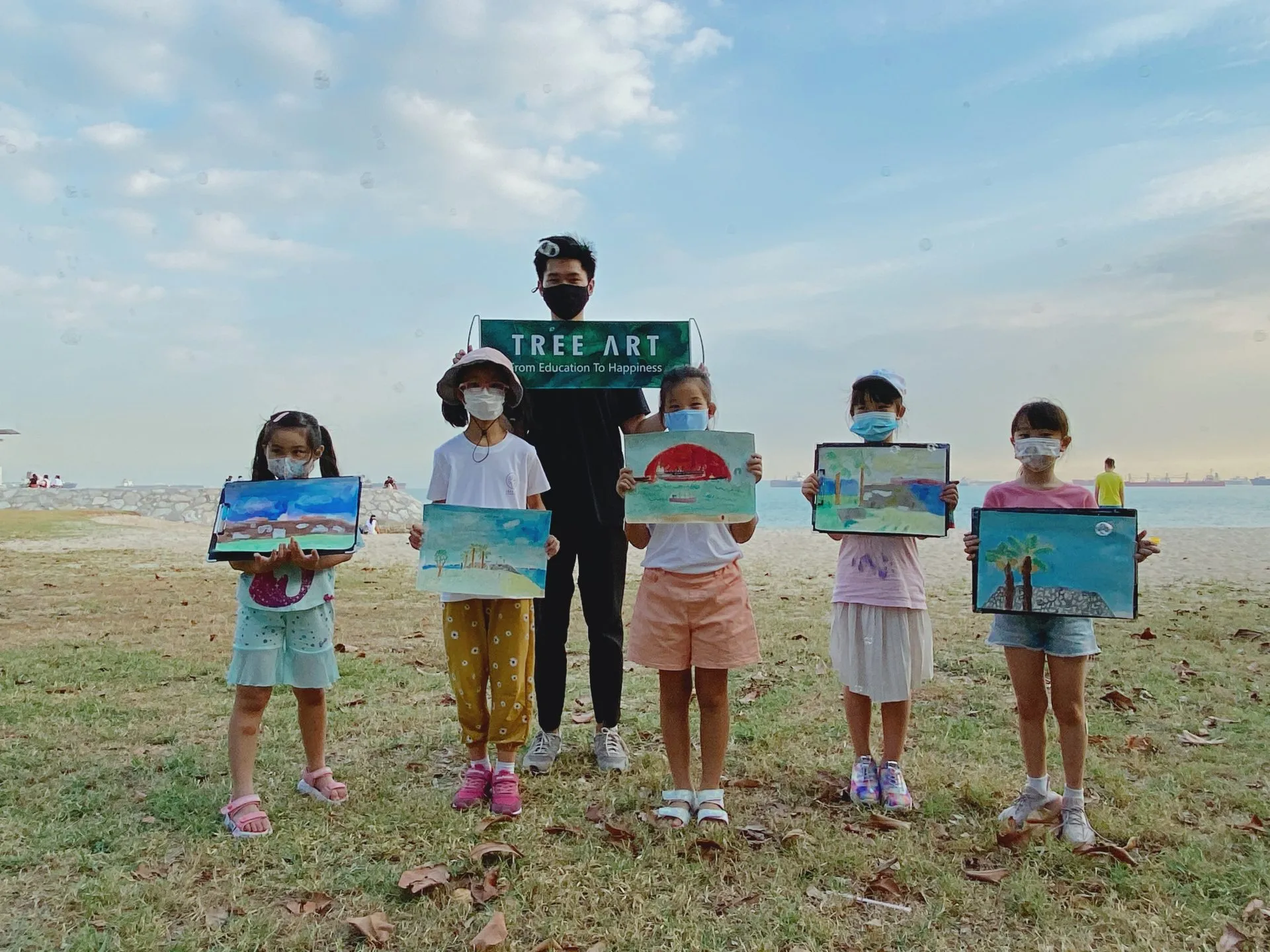 OpenKids 学员在海边户外与老师一起写生
